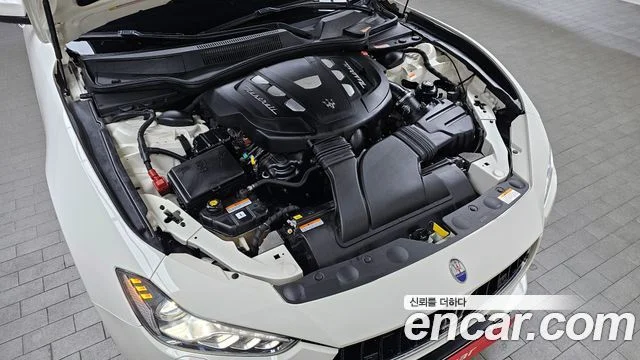 2017 Maserati 기블리