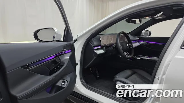 2025 BMW 5 Series (G60)