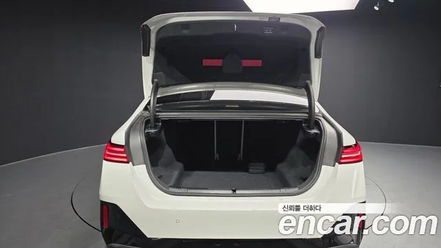 2025 BMW 5 Series (G60)