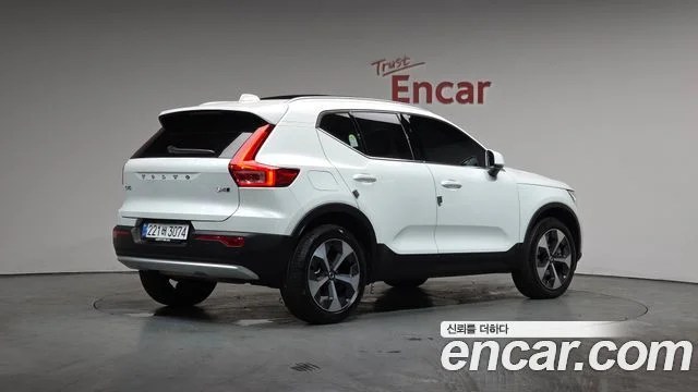 2025 Volvo XC40