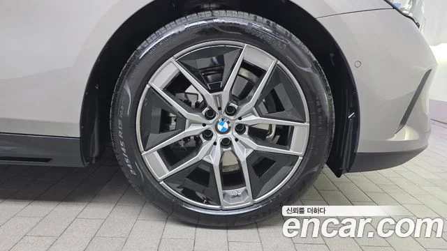 2025 BMW 5 Series (G60)