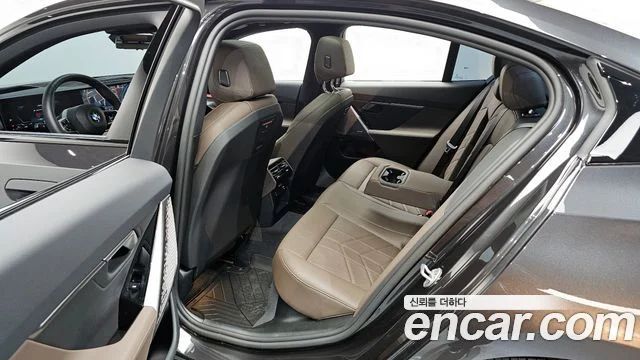 2025 BMW 5 Series (G60)