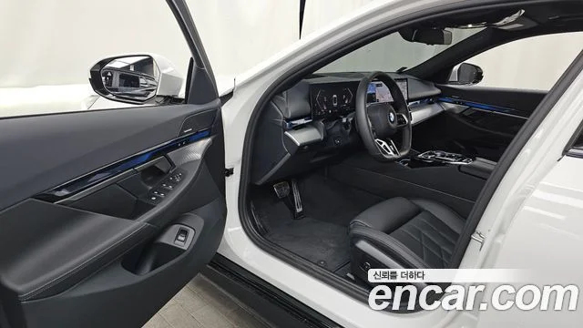 2025 BMW 5 Series (G60)