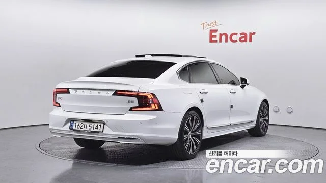 2022 Volvo S90