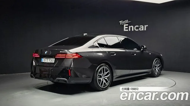 2025 BMW 5 Series (G60)